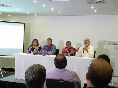 Debate por licitación de hemodiálisis de la CSS: dos versiones diferentes de los pacientes