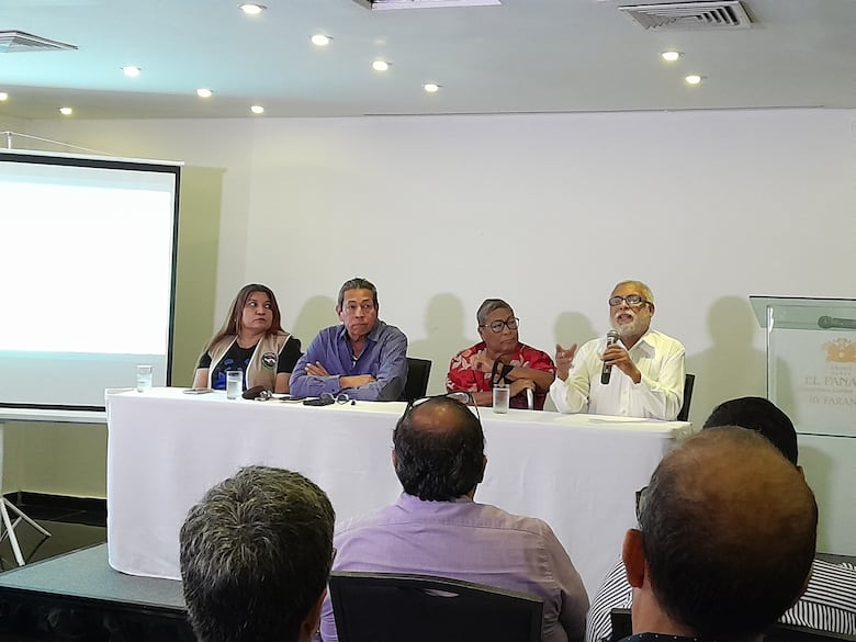 Debate por licitación de hemodiálisis de la CSS: dos versiones diferentes de los pacientes