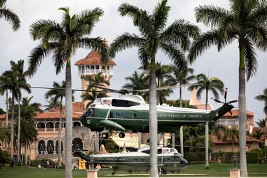 Trump acusa al FBI de ‘robar’ sus pasaportes durante el registro en su mansión de Mar-A-Lago