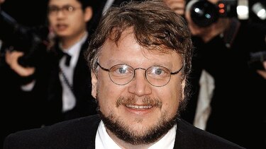 Guillermo del Toro pagará avión a becario