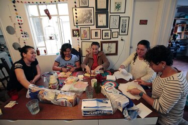 Luchadores, ciclistas y artistas reparten consuelo y ánimo tras sismo