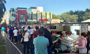 Largas filas en apertura de cadena de dónuts Krispy Kreme en Panamá; primer cliente esperó 33 horas