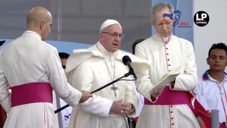 El papa habla de 'bullying' y acoso, en el vía crucis con los jóvenes