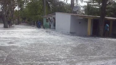 Fuertes oleajes durante la madrugada en las costas del pacífico panameño