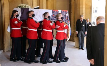 La reina Isabel II despidió a su esposo en una sobria ceremonia