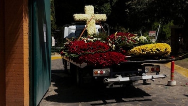 Un féretro dorado y miles de flores: el suntuoso funeral de ‘El Mencho’ en México