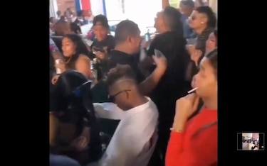 Policía acude a una fiesta de Año Nuevo en La Porqueriza; otro grupo de jóvenes festeja en yates fondeados