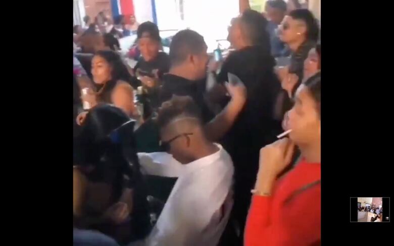 Policía acude a una fiesta de Año Nuevo en La Porqueriza; otro grupo de jóvenes festeja en yates fondeados