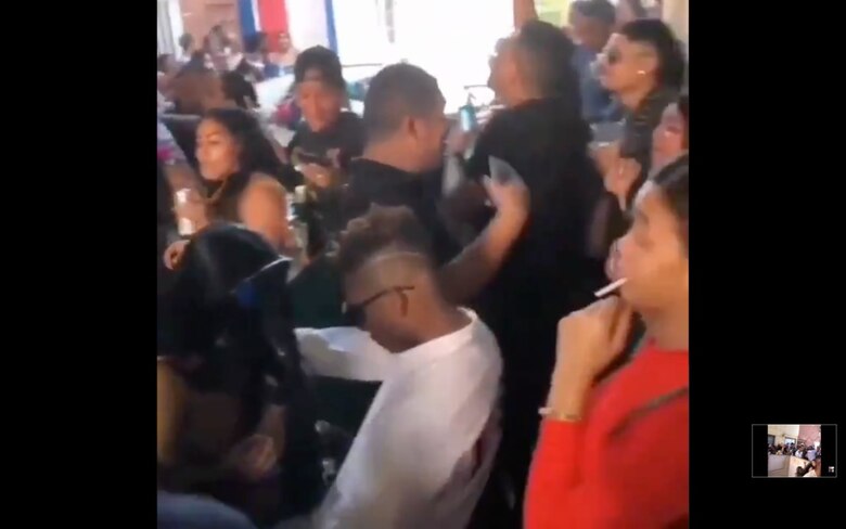 Policía acude a una fiesta de Año Nuevo en La Porqueriza; otro grupo de jóvenes festeja en yates fondeados