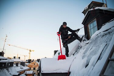 Los ‘quitanieves del cielo’ desafían el vértigo sobre los tejados de Suecia