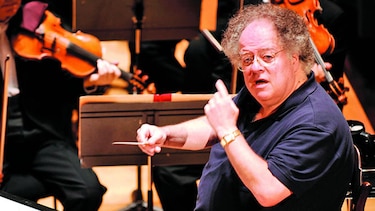 El Met suspende a su director James Levine