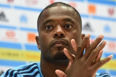 Marsella despide a Evra tras suspensión de la UEFA