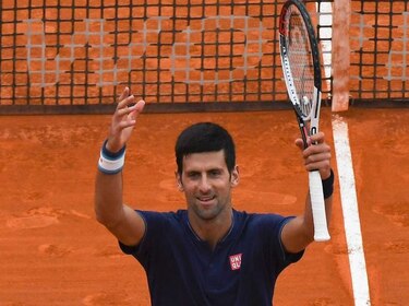 Djokovic debuta en Montecarlo con ajustado triunfo ante Simon