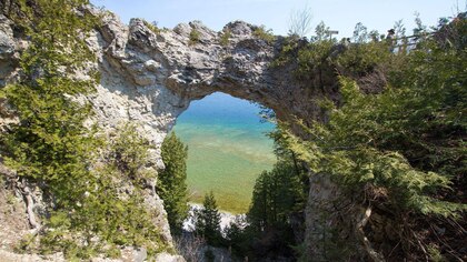 Mackinac, la isla estadounidense donde los autos están prohibidos desde hace más de un siglo y ‘el caballo es el rey’