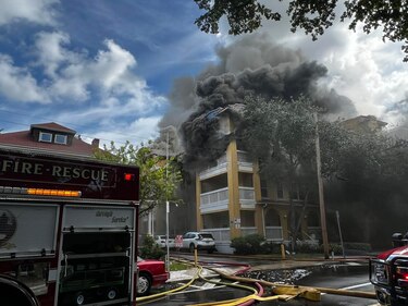 Evacuan un edificio en Miami tras un incendio precedido de un tiroteo que dejó un herido grave