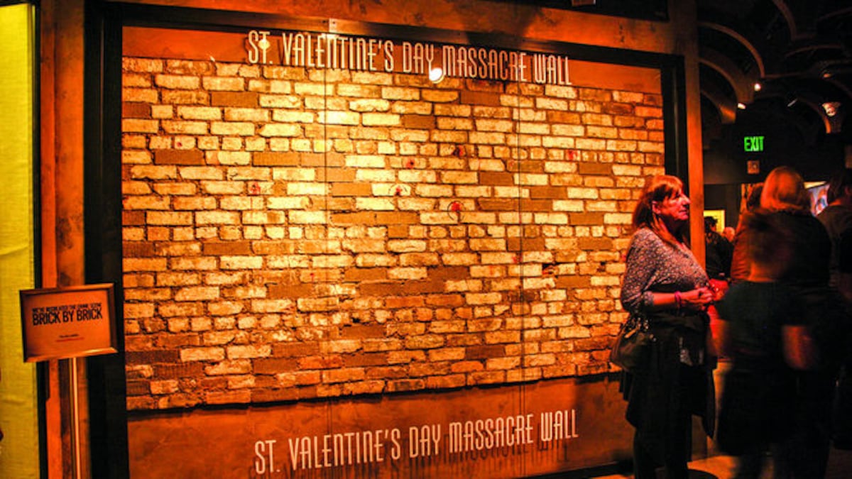 El muro de ladrillos recuerda ‘La Masacre de San Valentín’.