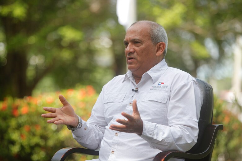 Piden sanciones penales y civiles contra el ministro de Ambiente por extracción de oro de la minera