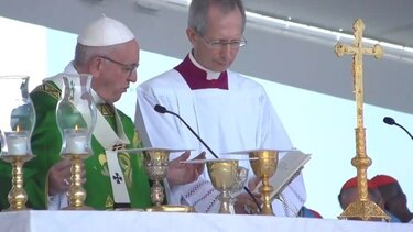 El papa pide a los jóvenes actuar ahora y no vivir en 'la ficción de la alegría'