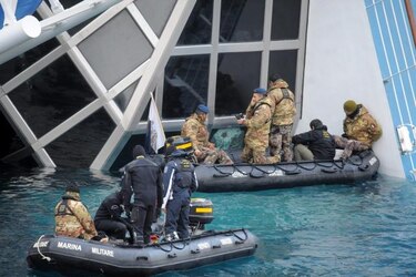 Aumenta a cinco los fallecidos en el crucero naufragado