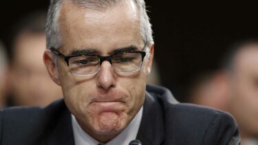 Blanco de críticas de Trump, renuncia el número dos del FBI