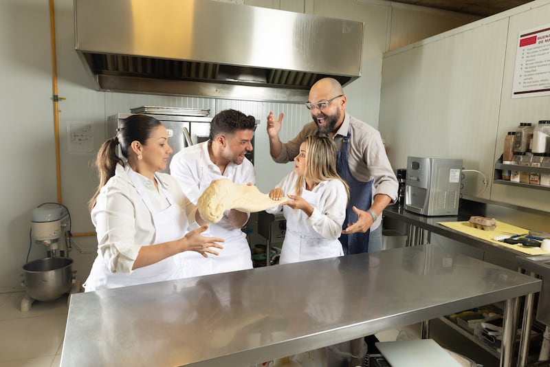 ‘El pan somos nosotros’: comedia y reflexión en la obra ‘Una terapia integral’, que se presenta en teatro La Estación