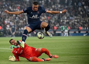 Kylian Mbappé festeja su renovación con un triplete; emotivo adiós de Ángel Di María