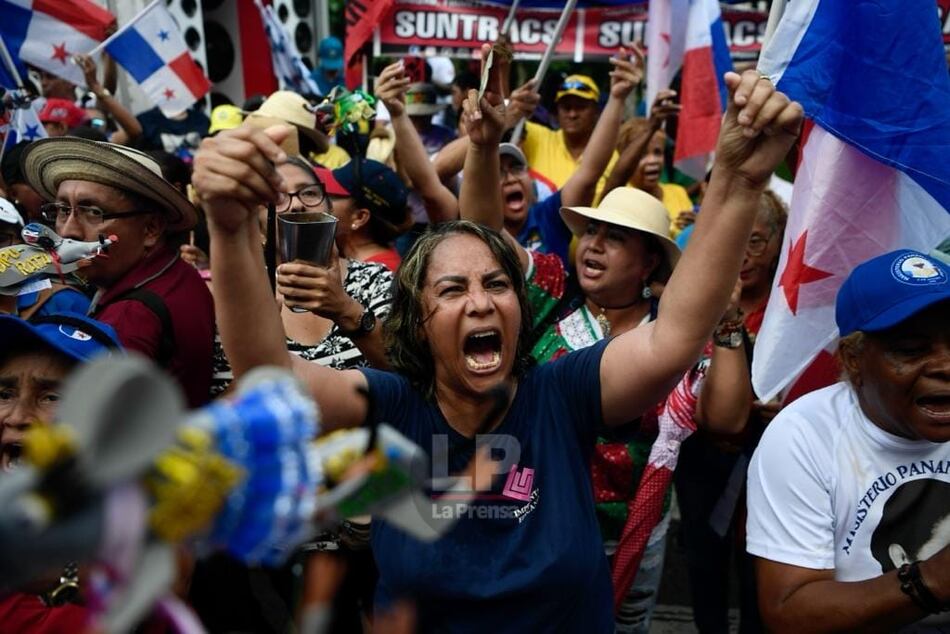 Serenata para los magistrados de la Corte Suprema con cantadera y tamborito