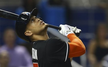 Beisbolista Giancarlo Stanton sufre fracturas en el rostro por pelotazo