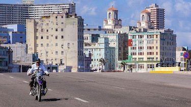 ‘La Habana Vieja está vacía. Todo parece muerto’: cómo se agudizó el declive del turismo en Cuba y qué impacto tiene