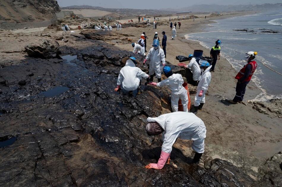 Perú aisla playas tras derrame de petróleo atribuido a oleaje luego de erupción en Tonga