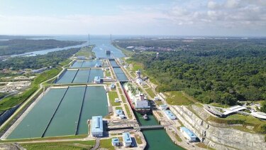 Enorme buque de GNL, en las entrañas del Canal