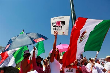 Políticos, activistas y exfuncionarios levantan la voz contra el Plan B electoral