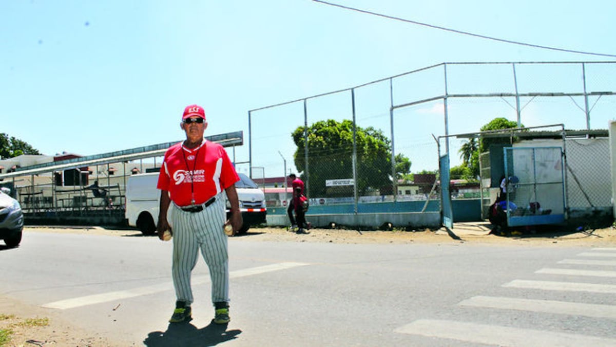 La meta del instructor es preparar a los niños para el béisbol y la vida.