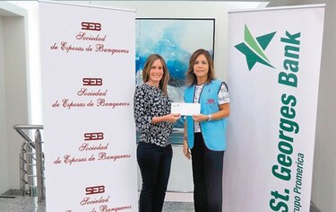 St. Georges Bank realiza donación a la Sociedad de Esposas de Banqueros