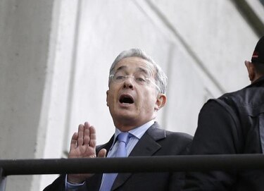 Uribe comparece ante la Fiscalía