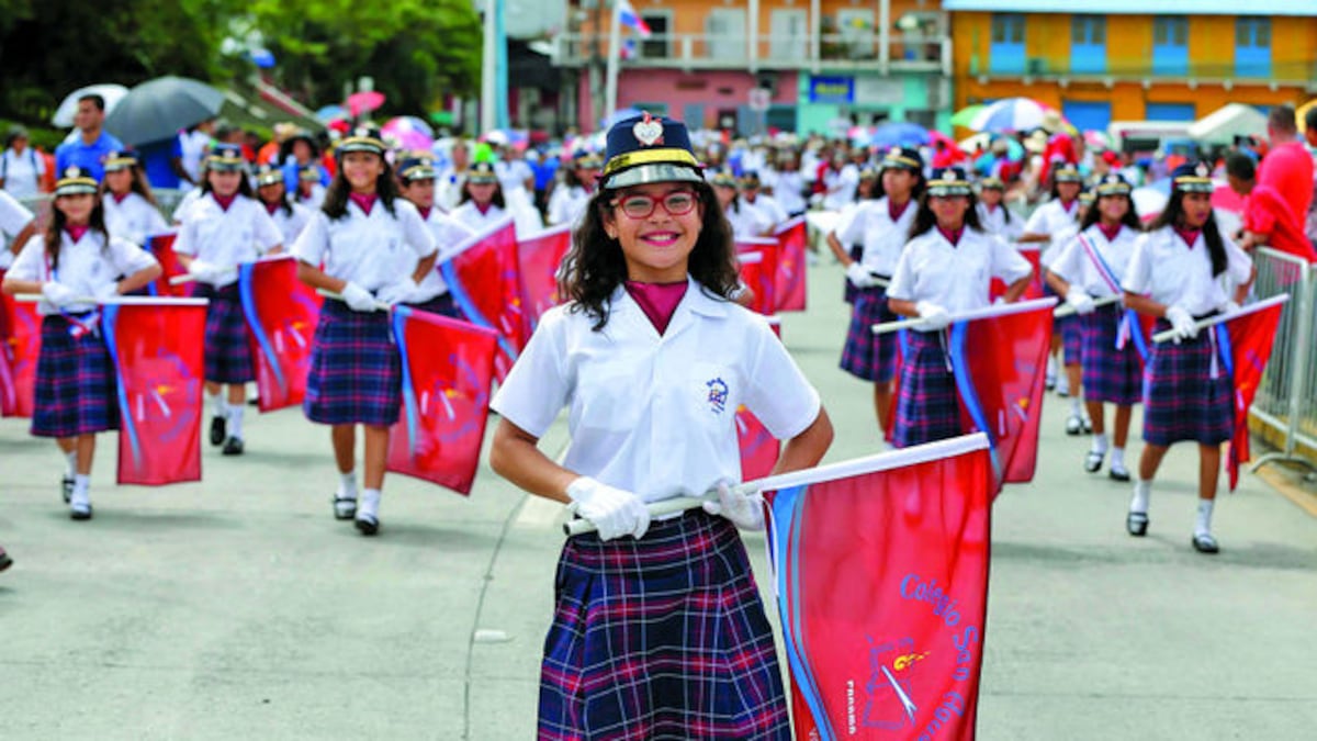 Los batallones femeninos dan el toque de coquetería en la celebración para honra a la patria.LA