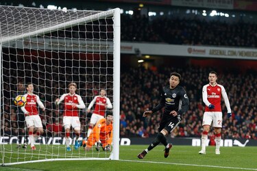 Manchester United supera al Arsenal y presiona al líder City