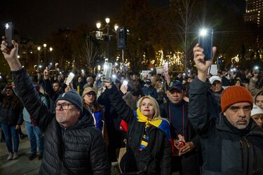 Cientos de venezolanos apoyan a María Corina Machado desde Madrid, a pocos días de la entrega del Nobel