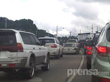 Trabajos en vía de acceso al puente Centenario causan tranque