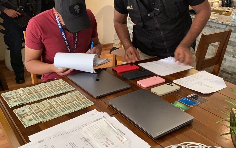 Cuatro personas quedarán detenidas por caso de estafas electrónicas; a otras cinco se les dictó reporte periódico 