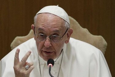 Papa distingue a indígena boliviano por traducir textos litúrgicos al aymara