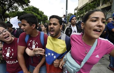 Universitarios venezolanos protestan por crisis presupuestaria