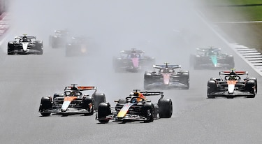 Norris gana en Inglaterra y recorta a Piastri, sancionado, en una carrera loca