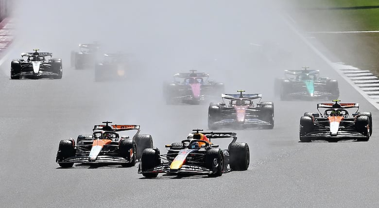 Norris gana en Inglaterra y recorta a Piastri, sancionado, en una carrera loca