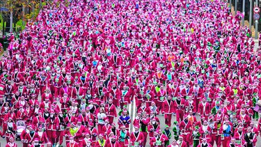 Una carrera de santas