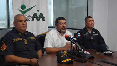 Fuego en cerro Patacón: bomberos lo controlan en 60%; AAUD prepara denuncia penal