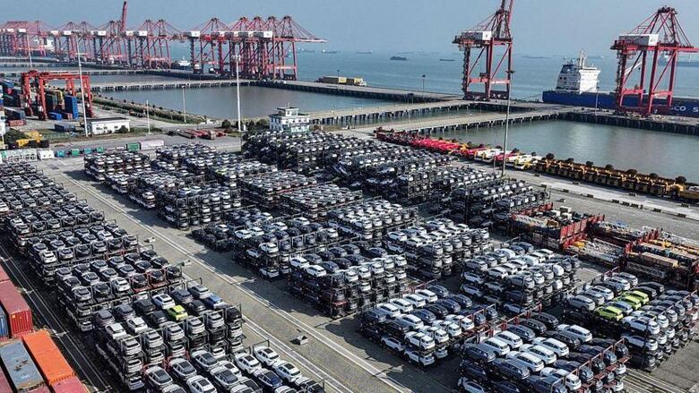 “Manejo un auto eléctrico porque soy pobre”: cómo China logró masificar la compra de estos vehículos entre sus ciudadanos