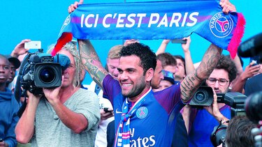 Dani Alves fichó por dos años con el París Saint Germain