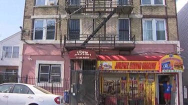 Niña muere al caer de ventana mientras brincaba en la cama