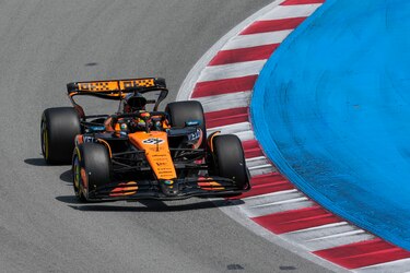 Piastri lidera doblete de McLaren en Montmeló